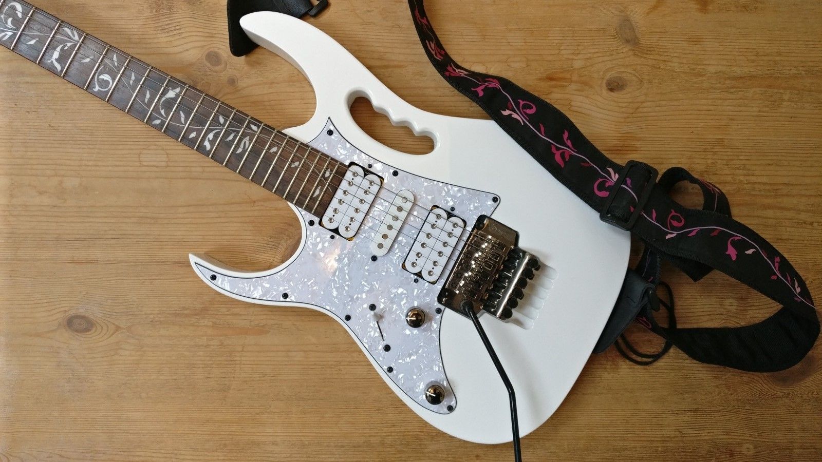 Jemming up an Ibanez Jem Jr.